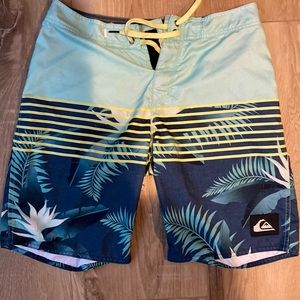Mens Quicksilver board shorts size 28 waist